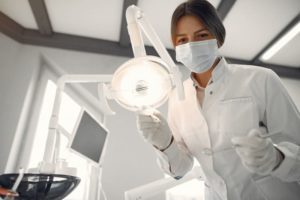 Contabilidade para dentistas - imagem odontologista em procedimento