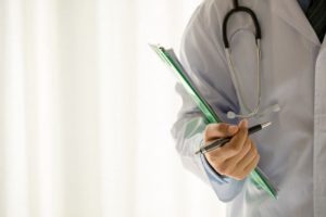 Contabilidade para médicos - imagem doutor com documentos em mãos