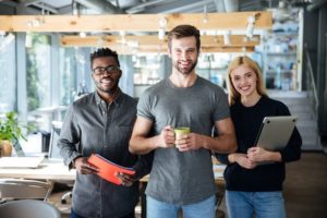 Como abrir uma empresa - imagem empresários sorrindo